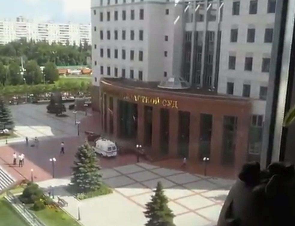 РУСИЈА: Пуцњава у лифту СУДА у Москви! Три оптужена УБИЈЕНА, стражар РАЊЕН (ВИДЕО)